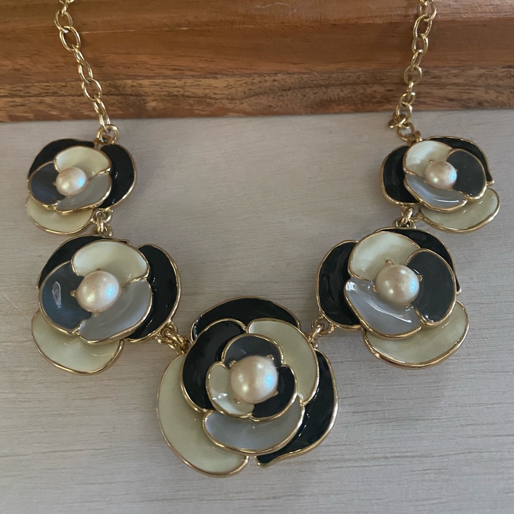 Kate Spade flower black/white bauble necklace